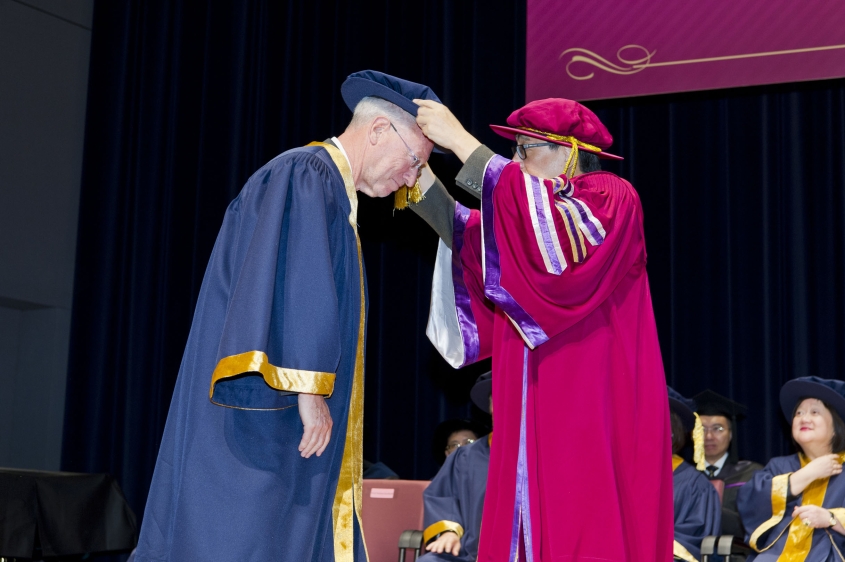 City University President Way Kuo (right) presents Cornell Provost Michael Kotlikoff with honorary fellowship 